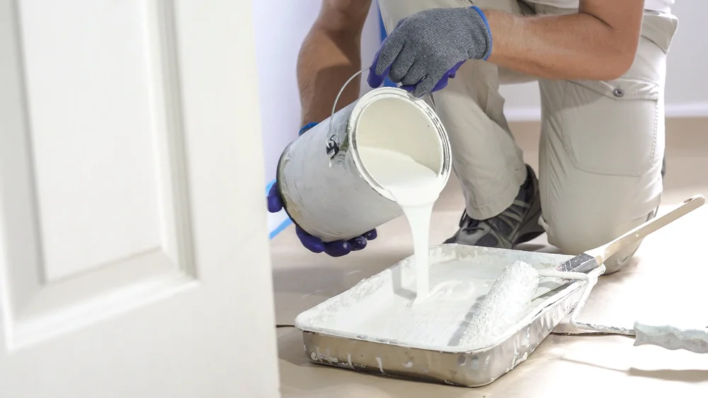 Glasvezelbehang sauzen in Breda met witte latex 9010.